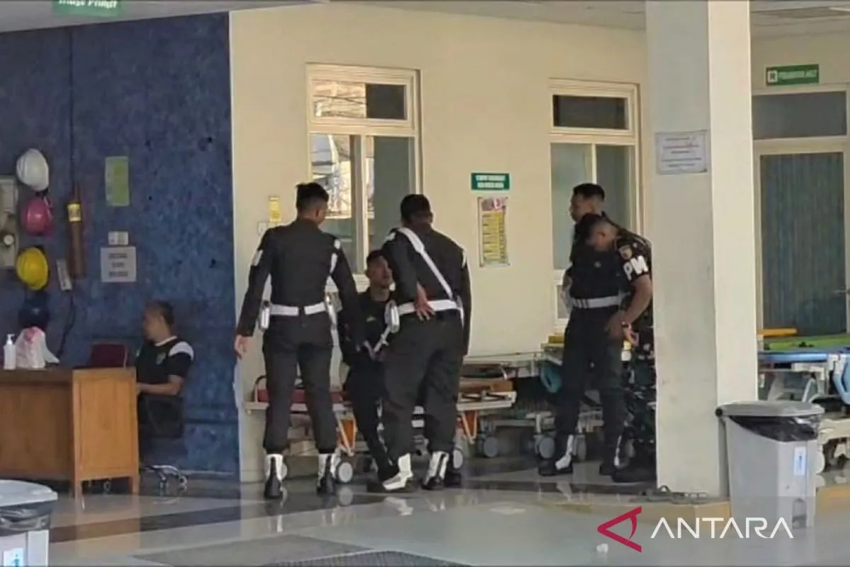Sejumlah anggota TNI berjaga di RSUD Caruban Madiun, usai ledakan di Gudang Pusat Amunisi Saradan Madiun..