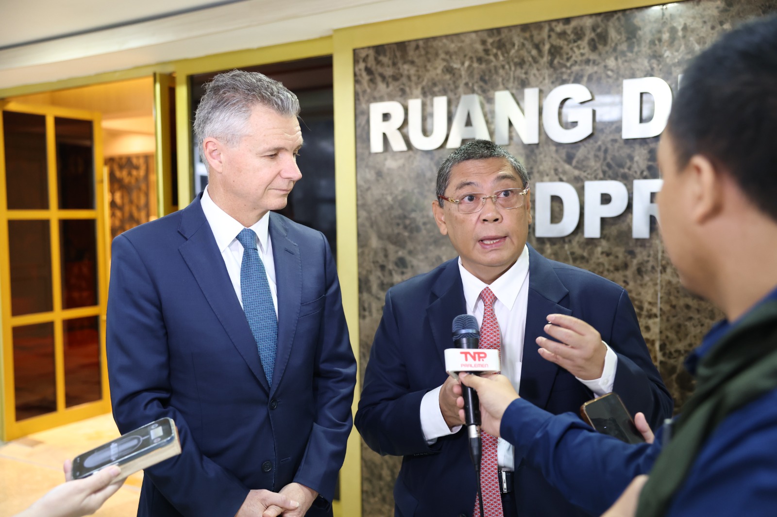 Ketua Komisi I DPR RI Utut Adianto usai Courtesy Call Komisi I DPR RI dengan Assistant Minister for Foreign Affairs and Trade sekaligus Assistant Minister for Immigration Australia, Matt Thistlethwaite MP