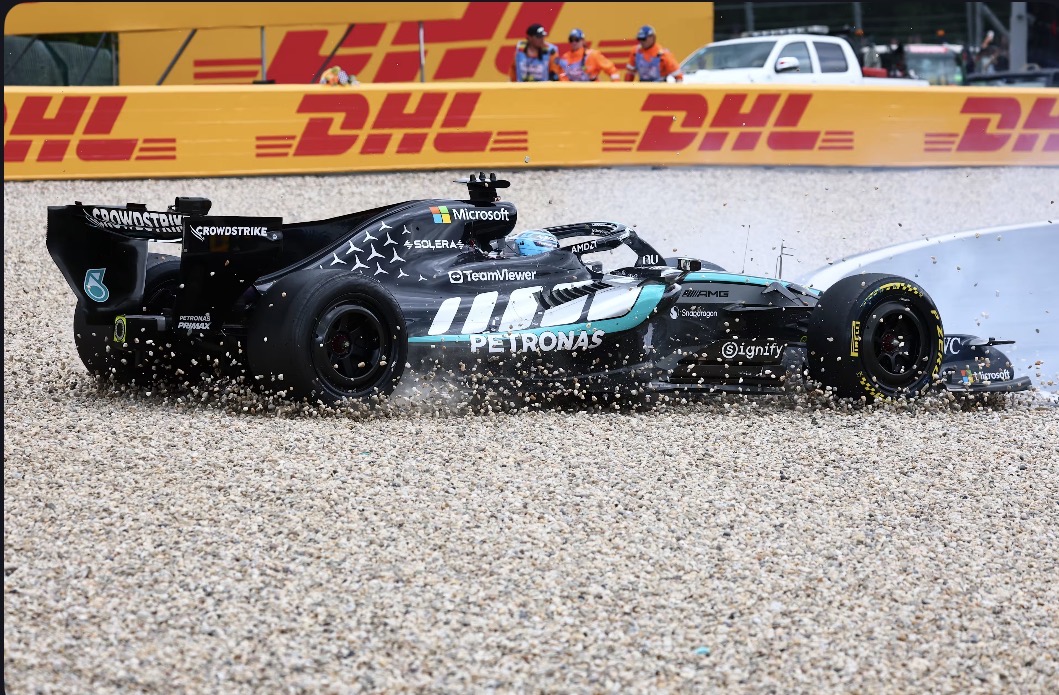 Kondisi mobil Mercedes yang dikendarai George Russell, usai bersenggolan dengan Lewis Hamilton (Formula1.com)