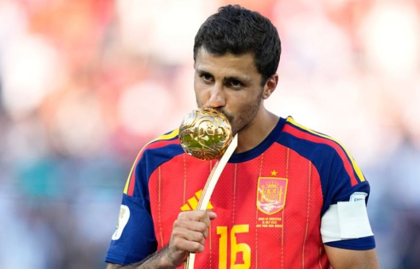Kapten Timnas Spanyol Rodri saat menerima penghargaan Pemain Terbaik Piala Dunia 2026. Foto/ManCity