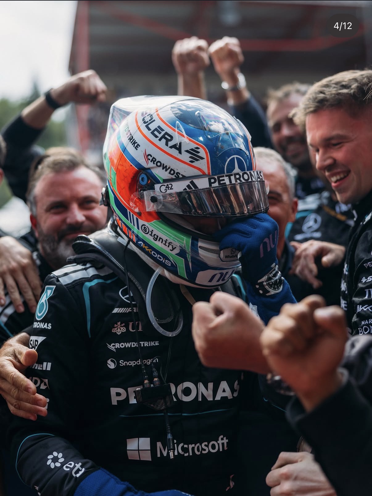 Kimi Antonelli merayakan kemenangan bersama para crew Mercedes (Instagram: @F1)
