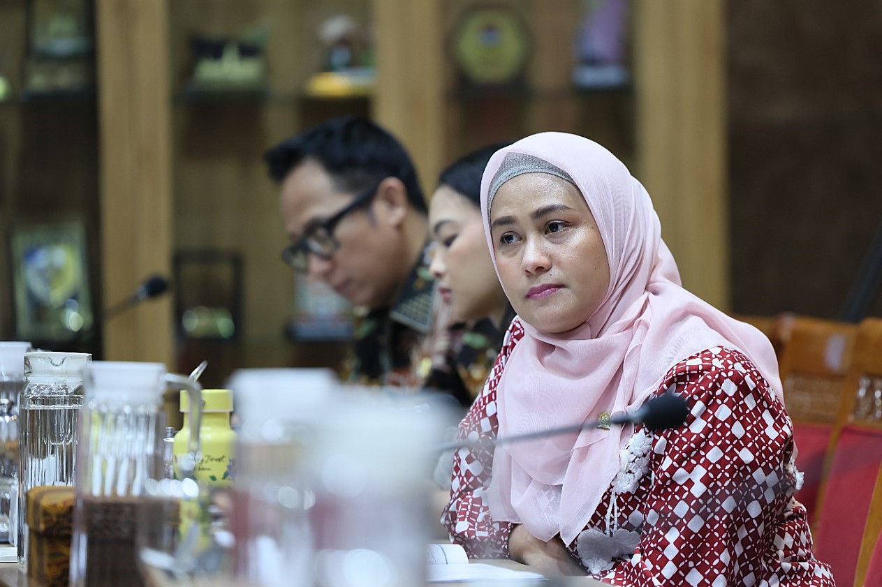 Anggota Komisi X DPR RI Karmila Sari dalam Rapat Dengar Pendapat Komisi X DPR RI dengan Kepala BRIN terkait pembahasan LKPP APBN Tahun Anggaran 2025 di Ruang Sidang Komisi X, Kompleks Parlemen, Senayan, Jakarta, Kamis (16/7/2026)