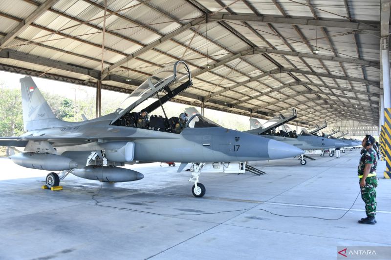 Lima pesawat T50-i saat ingin dilepas dari Lanud Iswahjudi, Kabupaten Magetan, Jawa Timur untuk mengikuti latihan udara multinasional yang diselenggarakan Royal Australian Air Force (RAAF) di Darwin, Australia, Rabu (15/7/2026)
