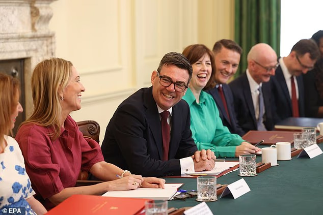PM Inggris Andy Burnham (tiga dari kiri)) (foto: EPA via Daily Mail)